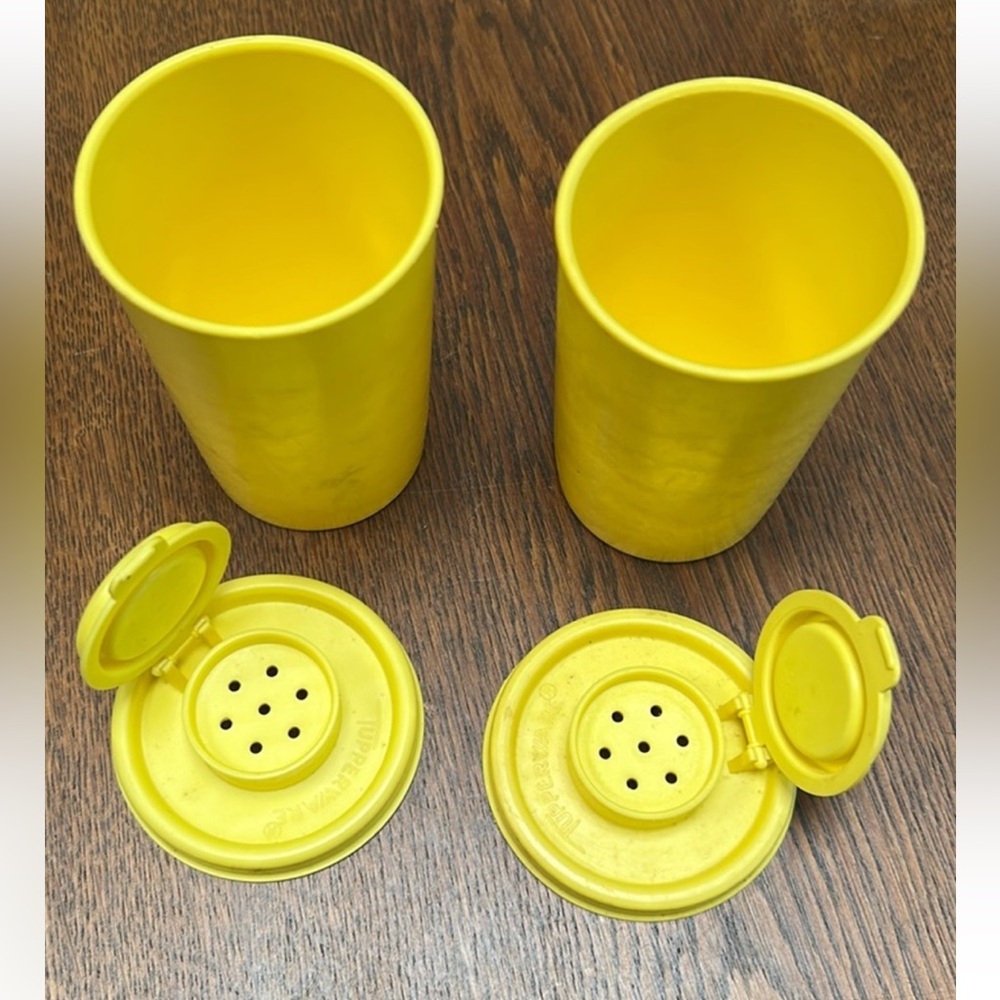 Tupperware Salt/Pepper Shakers w/sealer Lids. 2/set. Great camping, picnics.